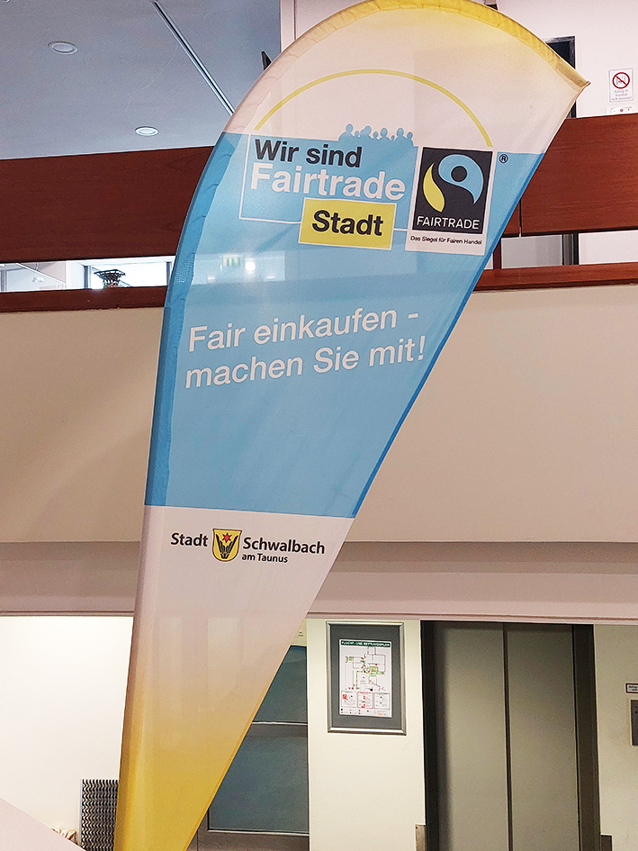 Drop flag für fairen Handel im Rathaus der Stadt Schwalbach am Taunus